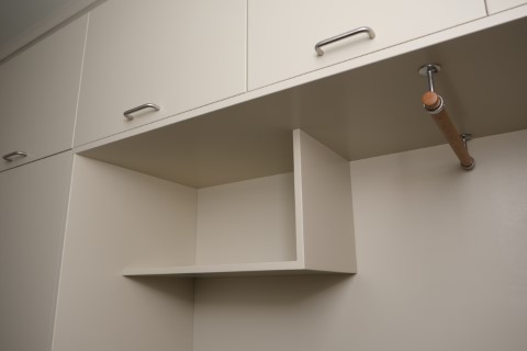 Minimalistisk hatthylla i greige kulör